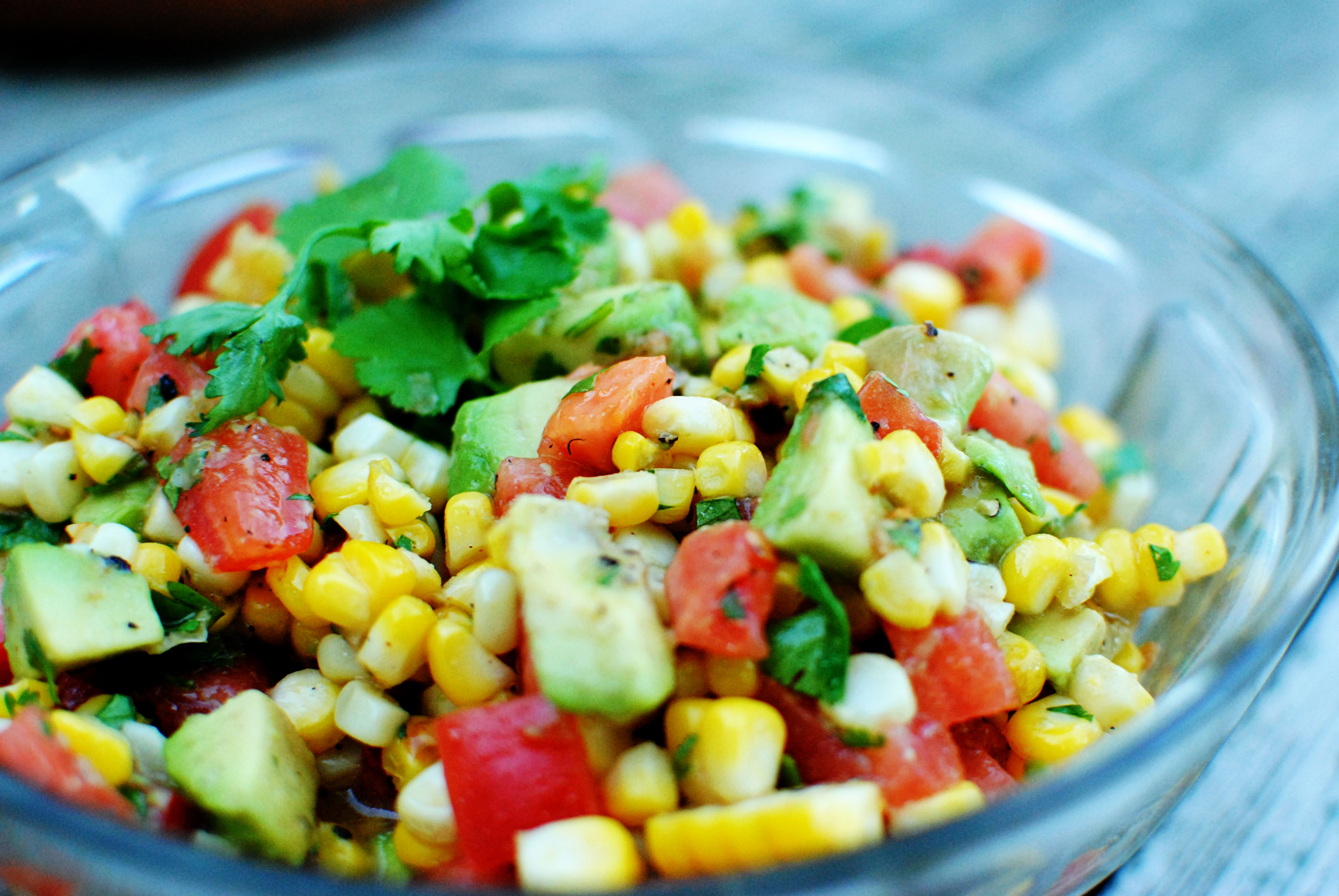 Салат из свежей кукурузы рецепт. Салат. Салат с кукурузой. Овощной салат. Салат из овощей с кукурузой.